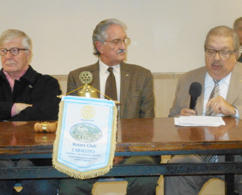 El presidente del Rotary Club de Caballito, Pedro Reyna, junto al Secretario, Roberto Tarzi y Guillermo Rojo