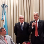 Jorge Tarzzi, presidente de Rotary de Caballito, período 2016/2017 y el presidente saliente Pedro Reyna