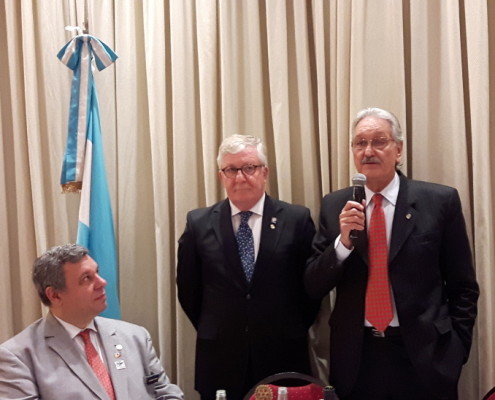Jorge Tarzzi, presidente de Rotary de Caballito, período 2016/2017 y el presidente saliente Pedro Reyna
