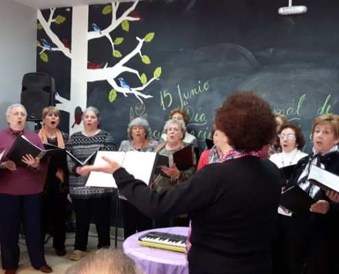 Los coros de "Dar Amor" y de "Asociación Biblioteca de la Mujer".