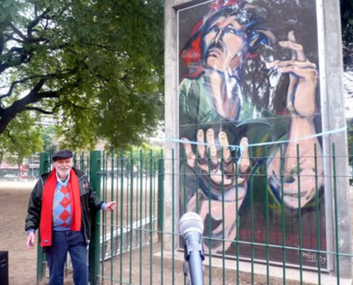 Terribili en Plaza Irlanda con su mural homenaje a Felipe Vallese.