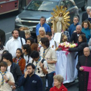 Vecinps junto a Monseñor Aloisio durante una de las procesiones de años anteriores.
