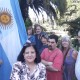 Integrantes de la Asociación "La Cofeadía de Caballito" izando la bandera en el Parque Rivadavia