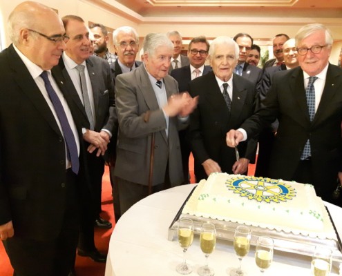 Roberto Tarzi cortando la torta