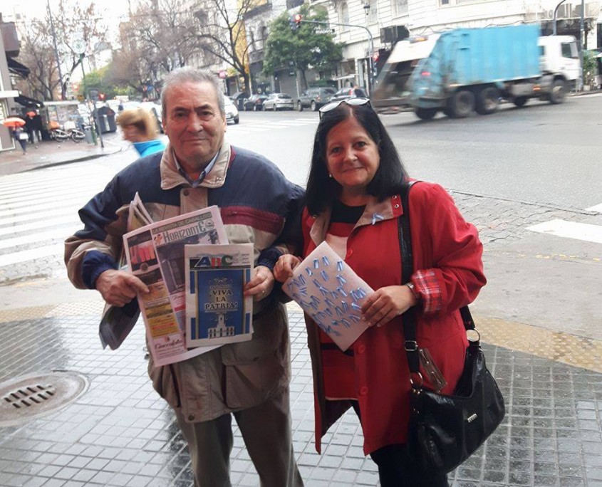 Arnaldo Goenaga, director del Periódico ABC y Marina Bussio, directora de la Revista Horizonte de Caballito en la esquina de Acoyte y Rivadavia