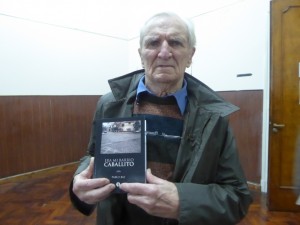 Pablo Buj con su libro.