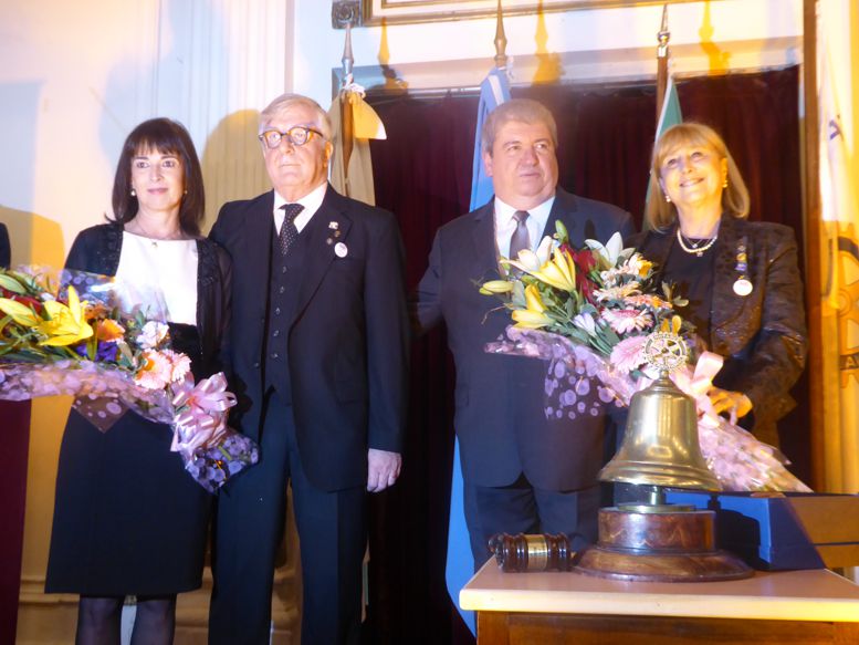 El presidente saliente, Roberto Tarzi y su señora, junto al nuevo presidente, Ricardo Pedace y su esposa.