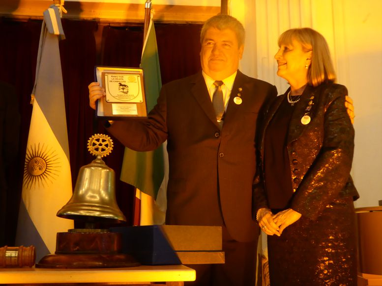 Susana Espósito, presidenta del Rotary "La Veleta de Caballito" entregando un obseqio al nuevo presidente de Rotary Caballito.