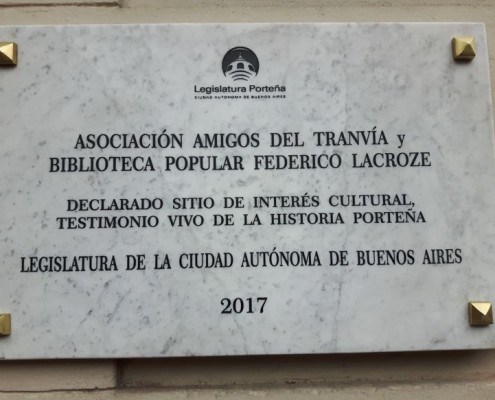 Placa colocada por la Legislatura en la sede de la AAT, Thompson esquina Valle.