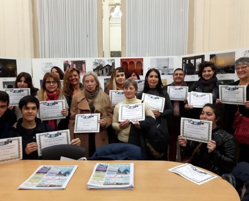 Todos los participantes con sus diplomas.