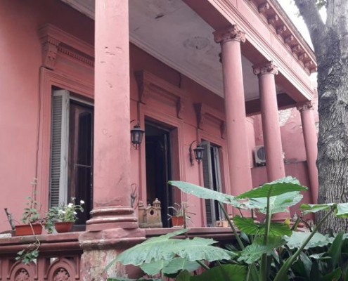 La casa se encuentra en el centro de la manzana, detenida en el tiempo.