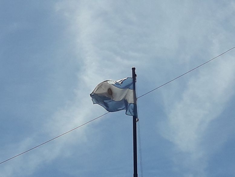 Nueva bandera en la Plaza Primera Junta.
