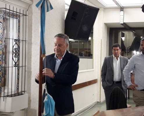 El Dr. Jorge Gilardi fue invitado a izar a bandera al inicio de la reunión.