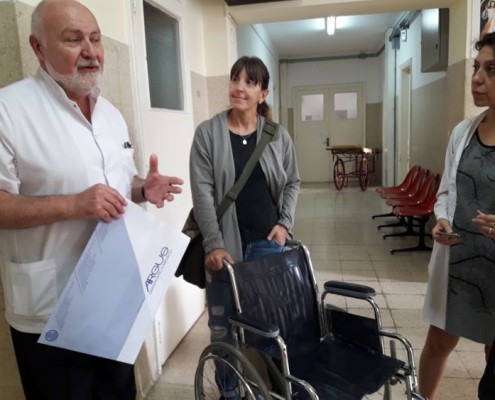 El Dr. Tomás Pieroni, Jefe del Servicio de Geriatría, con las socias rotarias, Fabiana Díaz y Vilma Rebossio