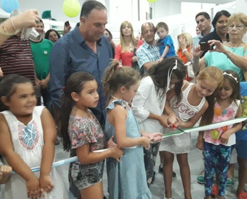 Daniel Pandolfi junto a los alumnos en el corte de cinta inaugural.