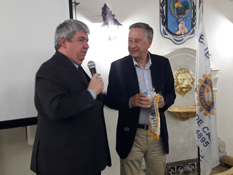 Ricardo Pedace, presidente de Rotary Caballito, entregó un banderín al disertante invitado.