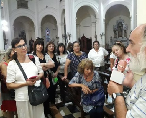 El padre Carlos, párroco de Nuestra Señora de Buenos Aires con los vecinos.