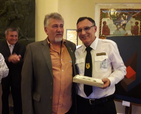 Luis Adrián Ortiz, personal del Museo recibe la placa que entrega Darío Klehr.
