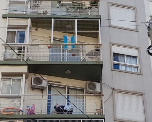 Apausos a los frentes de Cabalito embanderados.