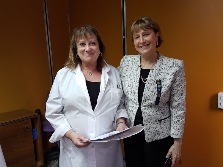 Dra Alicia Fernández Alonso, directora del Hospital y Susana Espósito, presidente del RC La Veleta de Caballito.