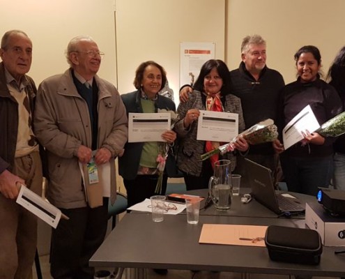 Los disertantes con sus diplomas.