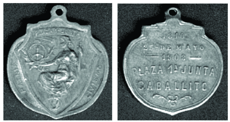 Medalla acuñada con motivo de la inauguración de la plaza Primera Junta. En el frente se lee “Plaza 1º Junta - Patria - Civismo” y en el anverso: “1810 - 25 de Mayo - 1908 - Plaza 1ª Junta - Caballito”.