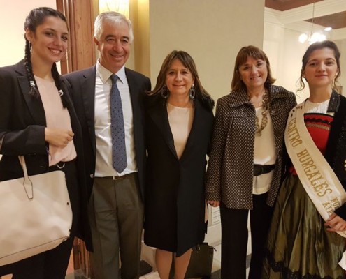 En el centro Julia Hernando, presidenta del Centro Burgalés acompañada por su esposo, Elvira Lalín, del Rotary Club La Veleta de Caballito, la reina saliente y la reina entrante.