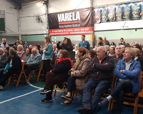 Los vecinos en el gimnasio del Club Caballito Juniors-