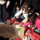 Los chicos arrojan las ofrendas a la Pachamama