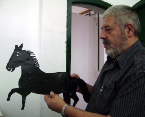 Héctor Núñez Castro sosteniendo la Veleta original que dio nombre al barrio de Caballito.