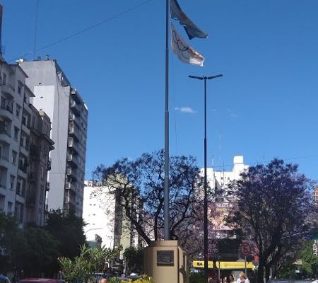 La foto fue tomada el lunes 19. Se observa el incumplimiento de izar la bandera a media asta.