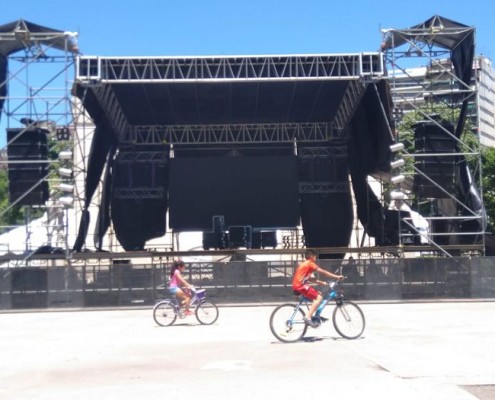 Preparando el escenario para el evento del miércoles 21.