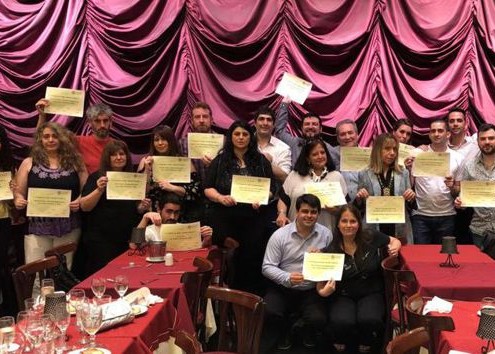 Los editores con sus diplomas de reconocimiento a sus trayectorias.