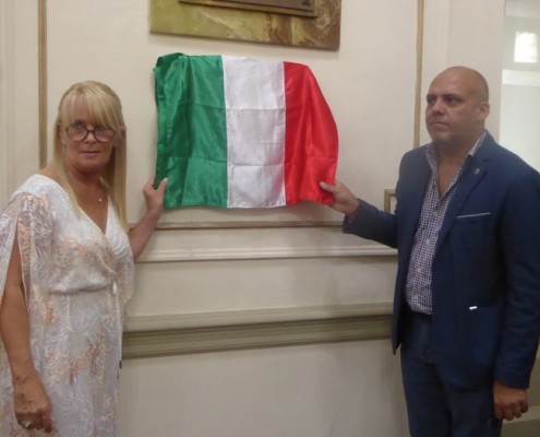 Diana Alvarez de Bisso, presidente del Cub, junto al Legislador Claudio Heredia descubren la placa.