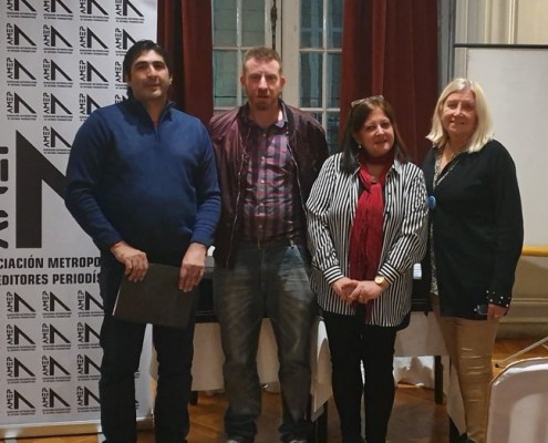 Mario Bruno, Hernán Vizzari y Marina Bussio, de AMEP junto a la Prof. Nelly Pareja, presidente de Junta Central de Estudios Históricos.