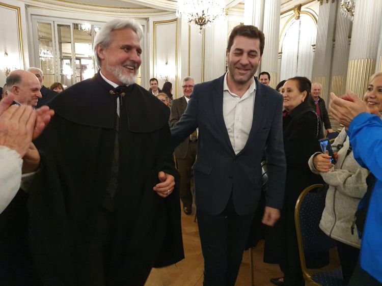 Miguel Angel Barnes ingresa al Salón San Martín junto al Legislador Claudio Cingolani
