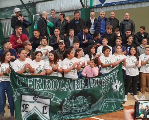 Aplausos para los planteles de fútbol femenino y masculino.
