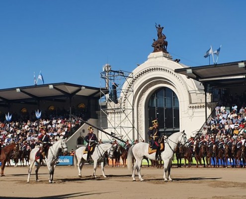 El evento dio inicio con la participación del Regimiento de Granaderos a Caballo «General San Martín»