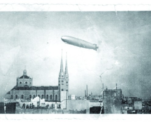 El dirigible Graf Zeppelin sobrevuela la parroquia Nuestra Señora de Buenos Aires, Gaona y Espinosa.