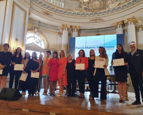 Empresarias y emprendedoras premiadas junto a las autoridades de Fecoba y las integrantes del Jurado.