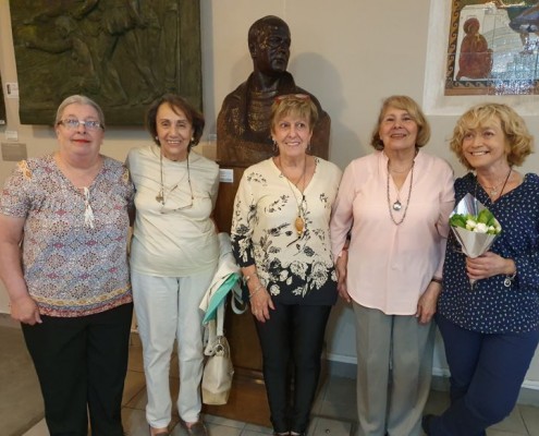 La Prof Noemí Corvo (en el centro) con las alumnas del taller literario.