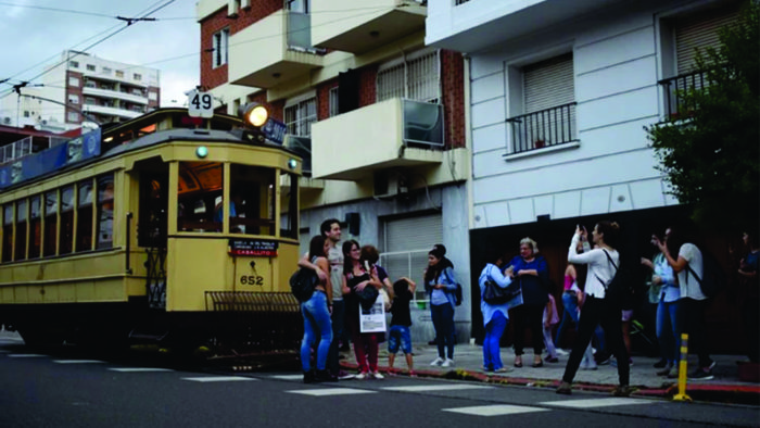 Esta original propuesta combina en sí un museo viviente de tranvías y coches subterráneos históricos que recorren 2 kilómetros del barrio porteño de Caballito (AATyBPFL)