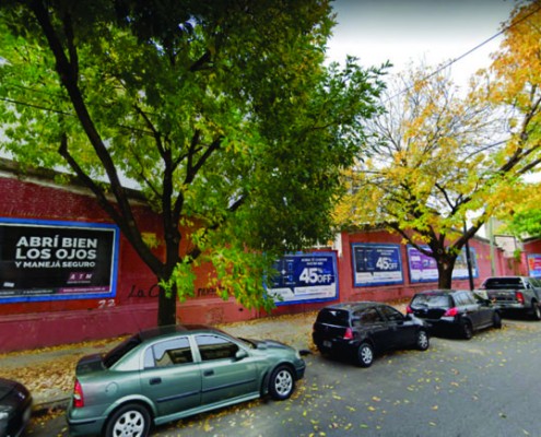 Rojas al 600, aún pueden verse restos de los muros de la empresa.