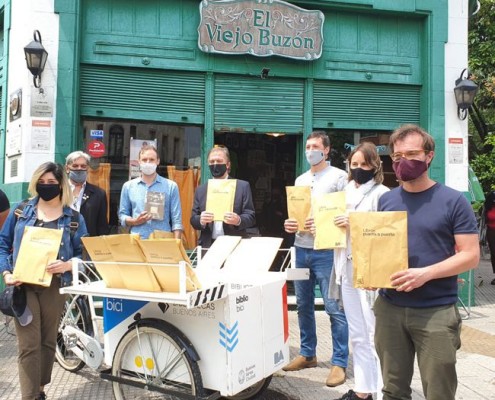 De izq a derecha: Carla Artunduaga, Directora General de la Promoción del Libro, Bibliotecas y la Cultura; Felipe Evanfelista, propietario de El Viejo Buzón; Emiliano Michelena, Director de Patrimonio, Museos y Casco Histórico; Roy Cortina, legislador (mc); Federico Ballán, presidente de la Junta Comunal de Caballito; Clara Muzzio, Ministra de Ambiente y Espacio Público y Enrique Avogadro, Ministro de Cultura de la Ciudad de Buenos Aires.
