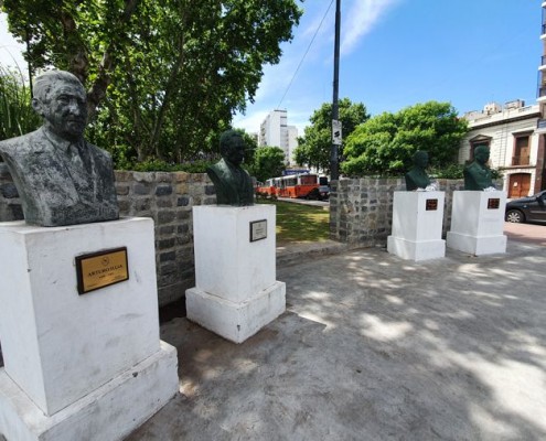 Los bustos que están hoy en Parque Centenario son los de Yrigoyen, Illia, Perón y Eva Perón.
