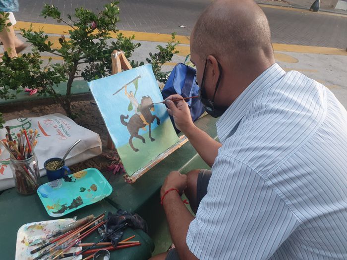 Artistas trabajando en la plaza de Av. La Plata e Hipólito Irigoyen