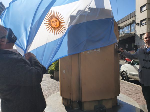 Plaza Primera Junta. Ignacio Abarca y Juan Girón fueron invitados a izar la bandera.